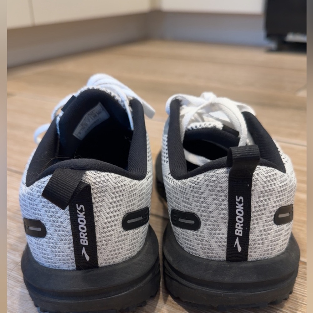 Brooks Revel Athletic Shoes - White and Black size 9 - Picture 6 of 6